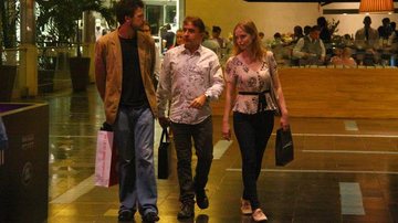 Gulherme Berenguer passeia com amigo e a esposa Bianca Cardoso - Daniel Delmiro / AgNews