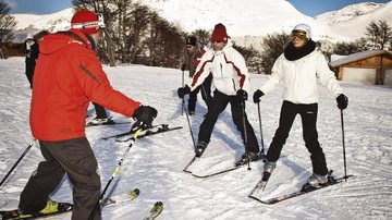 Betty Lago e o casal Giuliano Girondi e Rachel Ripani ouvem as dicas do professor João Goes, no exclusivo centro de esqui argentino. - Cadu Pilotto