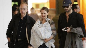 Natalie Portman carrega o filho, Aleph, em Paris - The Grosby Group