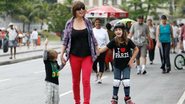 Maria Paula caminha com os filhos pelo Rio de Janeiro - J. Humberto / AgNews