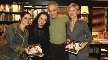 A atriz lança o livro entre a filha Daniela e o ex Gracindo com a atual mulher, Daisy. - Ivan Faria