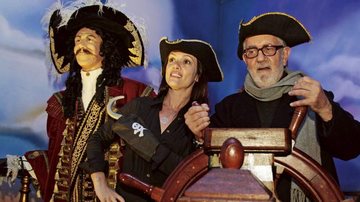 No museu, ao lado do boneco do Capitão Gancho, Bel e o pai fazem pose de pirata. - Felipe Panfili