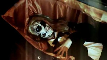Lady Gaga dentro de um caixão, no clipe 'This is Gagaween' - Reprodução