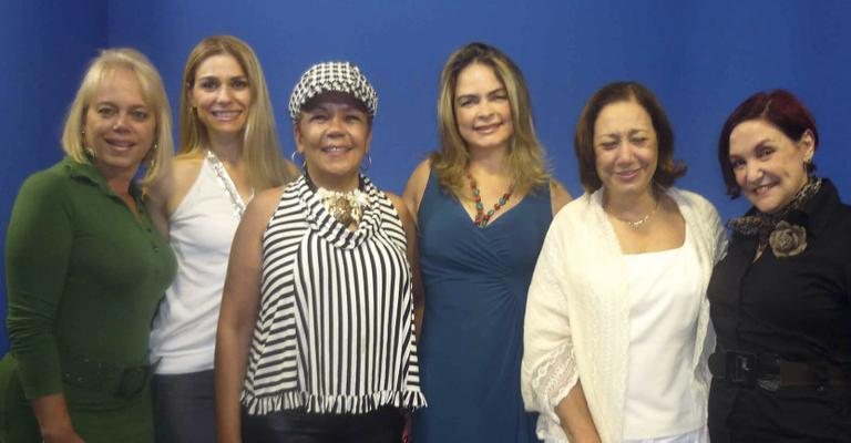 Zenilda Salvato e Liliane Ventura, de azul, recebem Sonya Presta, Loalwa Braz, Albertina Duarte e Isabel Vasconcellos na rádio Trianon.