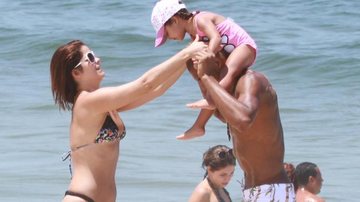 Samara Felippo se diverte com o marido Leandrinho e a filha Alicia na praia - Delson Silva / AgNews