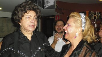 O cantor Cauby Peixoto celebra aniversário em casa noturna da alegre Lilian Gonçalves, na capital paulista.