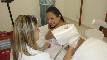 A modelo Taciane Ribeiro em tratamento estético com Giovanna Oliveira, na clínica de Kátia Volpe, em São Paulo.