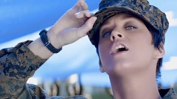Katy Perry vira soldado em 'Part of Me' - Reprodução / YouTube