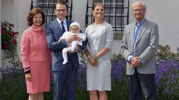 Na residência de verão, na ilha de Öland, a rainha Silvia, o príncipe Daniel com Estelle, a princesa Victoria e o rei Carl XVI Gustaf confraternizam. - Reuters/Jonas