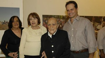 Oscar Niemeyer em família: com Anna Maria Niemeyer, Vera Guimarães e Carlos Oscar Niemeyer - Arquivo CARAS