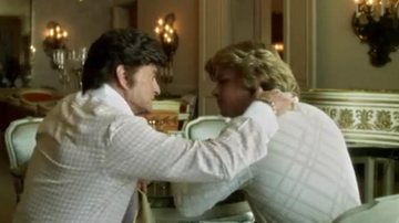 Michael Douglas e Matt Damon dão beijo gay no filme 'Behind the Candelabra' - Reprodução/YouTube