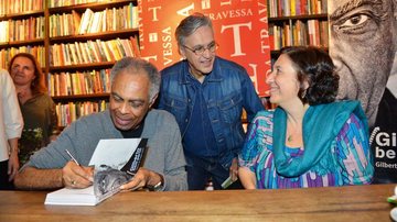 Gilberto Gil da autógrafos para Caetano Veloso e a jornalista Regina Zappa. - Paulo Mumia