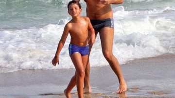 Bruno Mazzeo joga bola a beira-mar com seu filho - J. Humberto/ AgNews