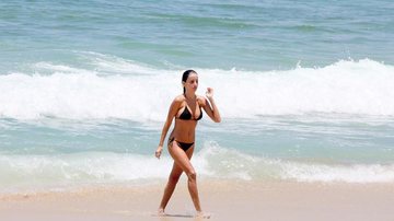 Erika Mader se refresca em praia no Rio - JC Pereira