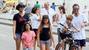 Maria Paula passeia com namorado e as filhas na orla do Leblon, no Rio - JC Pereira