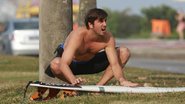Ator curte praia e aproveita para surfar e manter o corpo em forma - Dilson Silva/AgNews