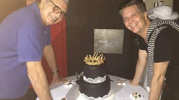 Tarcísio Meira e Kiko Mascarenhas ganham bolo personalizado - Vitor Zorzal /WB Produções