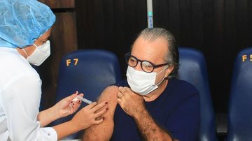 Tony Ramos recebe segunda dose da vacina contra Covid-19 - Fabricio Pioyani e Alexsandro Mendonça/AgNews