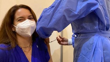 Cláudia Abreu recebe 1ª dose da vacina contra Covid-19 - Reprodução/Instagram