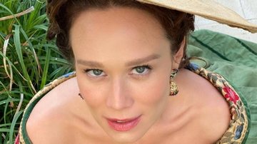 Mariana Ximenes surge caracterizada como sua personagem ao gravar cenas na praia para a novela 'Nos Tempos do Imperador' - Reprodução/Instagram