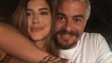 Thiago Martins surge em momento romântico com a namorada - Reprodução/Instagram