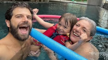 Duda Nagle se diverte na piscina na companhia de Zoe e Leda - Reprodução/Instagram